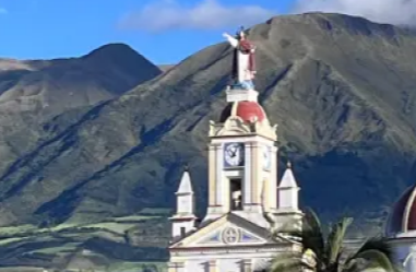 La Cuadra Hotel is located just steps from the center of Cotacachi and our beautiful Matriz Park. You will be within walking distance of the famed "Leather Street" and a multitude of restaurants serving local and international cuisine, as well as the wonderful Acacia Spa and our many fun cultural events and concerts.